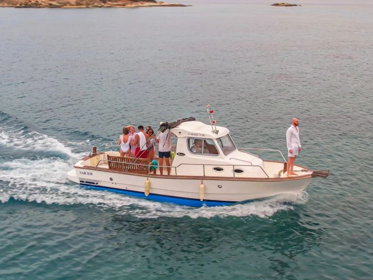 Motorboot te huur in Marathi voor de beste prijs