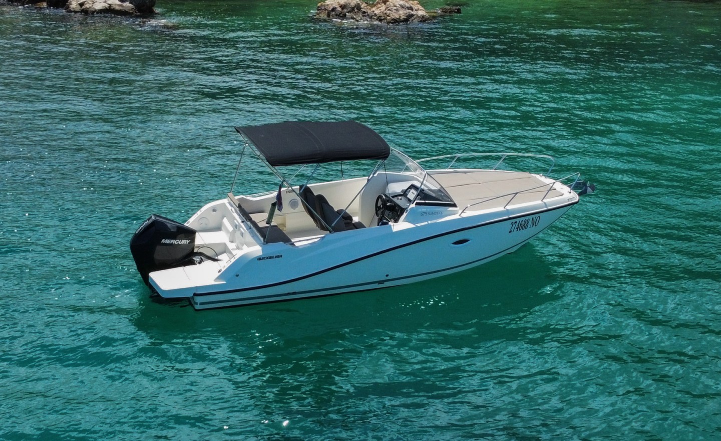 Verhuur van Motorboot Quicksilver Activ 675 Sundeck Novi