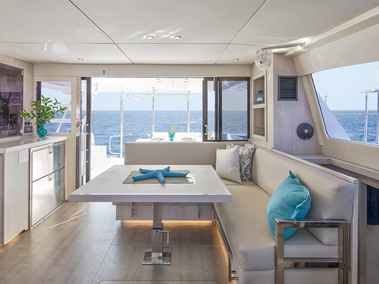 Huur een Leopard Leopard 43 Powercat in Road Town