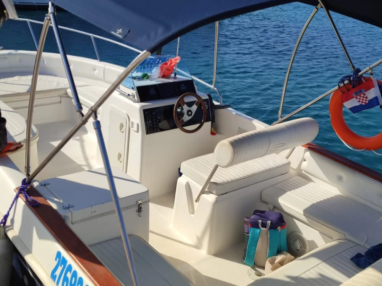 Motorboot te huur in Šibenik voor de beste prijs