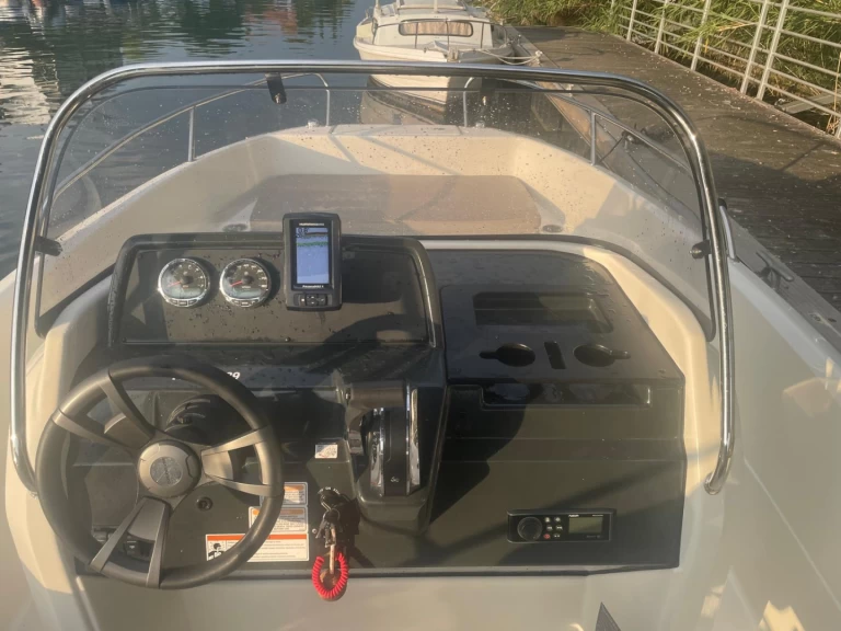 Huur een Quicksilver Activ 605 Open in Mandelieu-la-Napoule