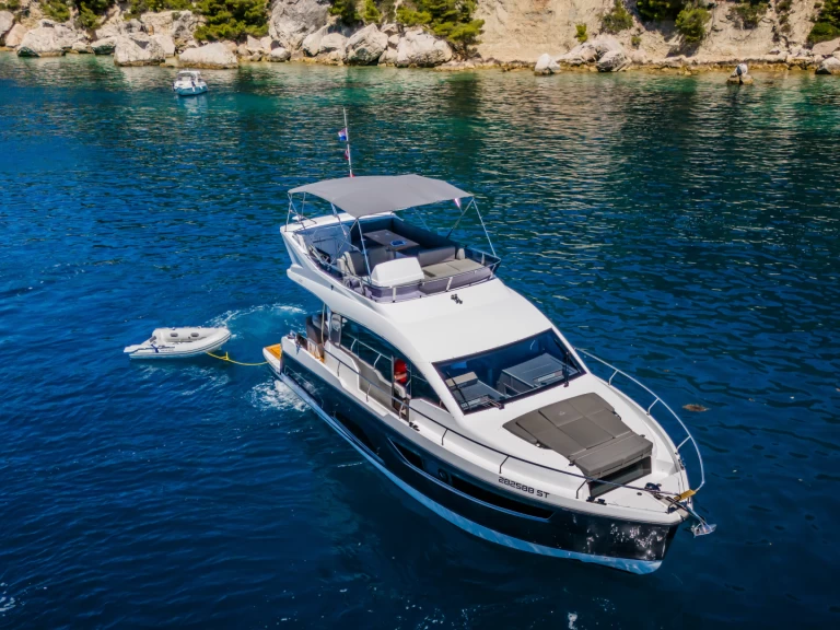 Huur een Sealine Sealine F430 in Kaštela