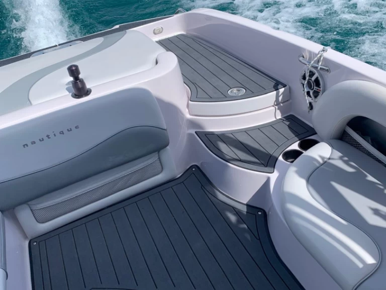 Huur Motorboot met of zonder schipper Nautique Correct Craft in Sciez