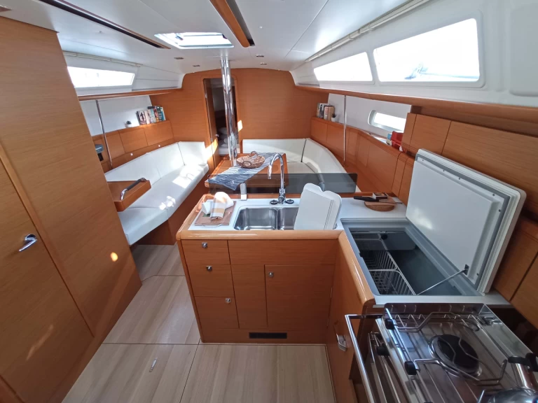 Huur een Jeanneau Sun Odyssey 379 in Lefkáda