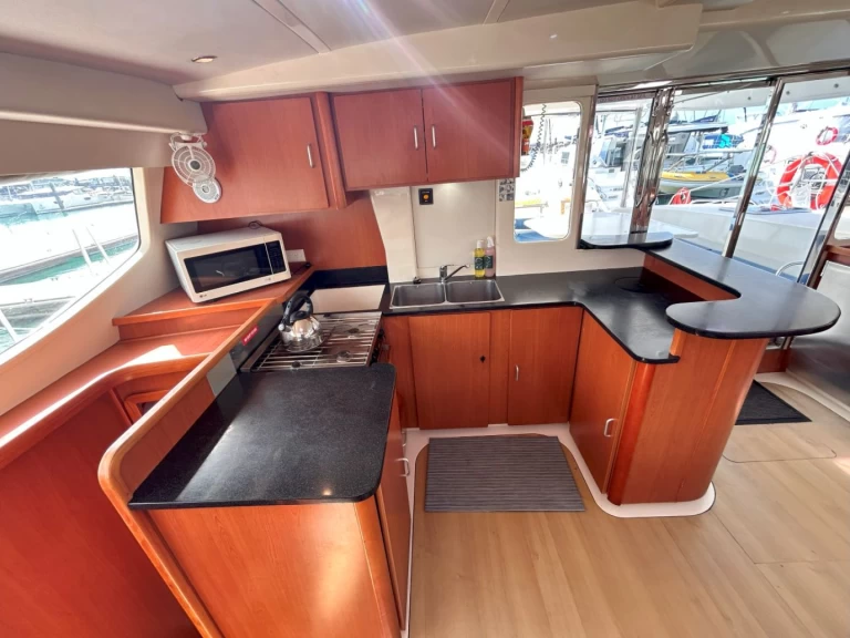 Verhuur Catamaran Leopard Catamarans / Robertson & Caine met vaarbewijs