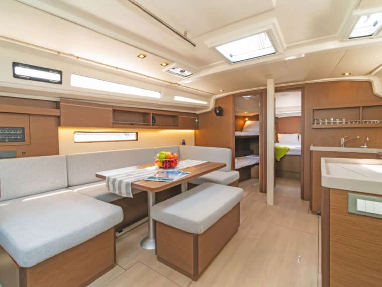 Huur een Bénéteau Oceanis 40.1 in Álimos