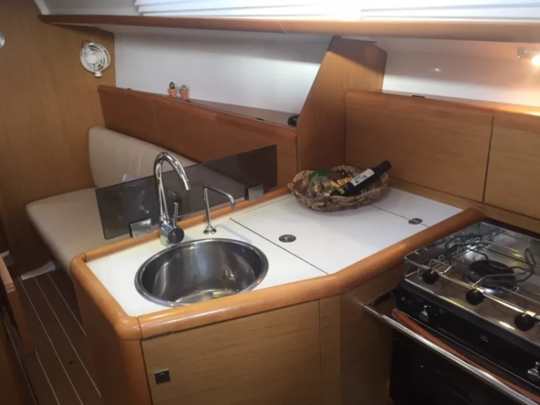 Jeanneau Sun Odyssey 33i te huur van particulier of professional in Gouviá
