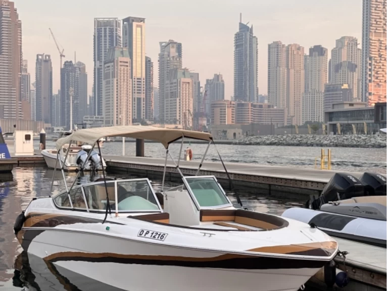 Verhuur Motorboot in Dubai - Sealine Hannibal 730