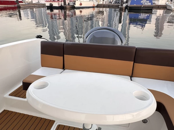 Huur Motorboot met of zonder schipper Sealine in Dubai