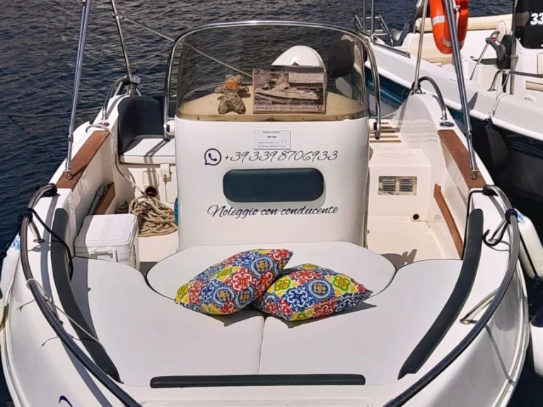 Huur een Ascari Prestige one in Lipari