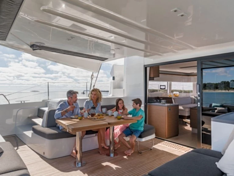 Verhuur Catamaran Lagoon met vaarbewijs