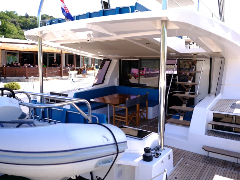 Huur een Cervetti Yachts Cervetti 44 Power - 4 + 1 cab. in Primošten