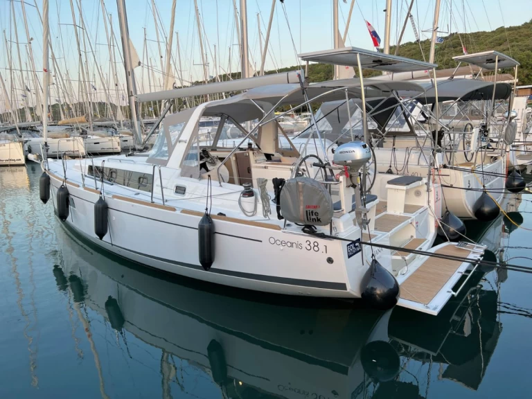 Bootverhuur Pula goedkoop Oceanis 38.1