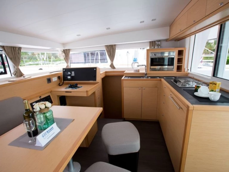 Verhuur Catamaran Lagoon met vaarbewijs