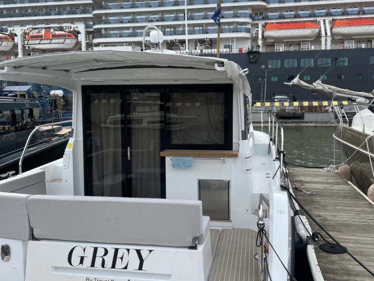 Huur een Sealine C335 Grey in Klaipėdos rajonas