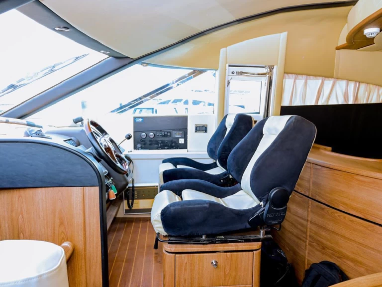 Bootverhuur Dubai Marina goedkoop Fairline 26