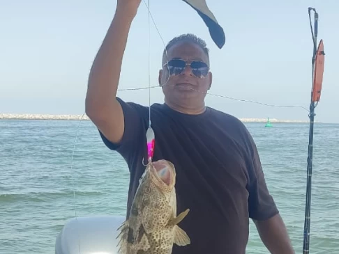 Bootverhuur Dubai Marina goedkoop IC M330