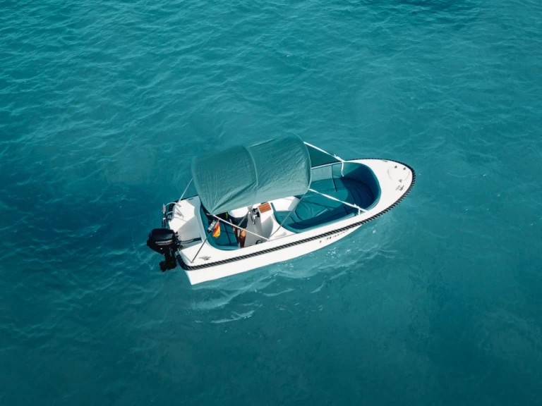 Verhuur Motorboot Polyester Yacht met vaarbewijs