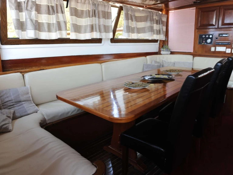 Huur een  Custom Built Aluminum Cutter AGORA in Krilo