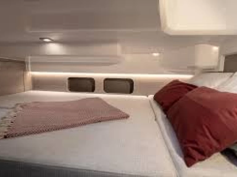 Huur een Jeanneau Cap Camarat 9.0 WA in Makarska