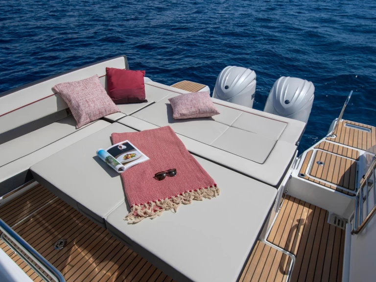 Bootverhuur Jeanneau Cap Camarat 9.0 WA in Makarska via SamBoat