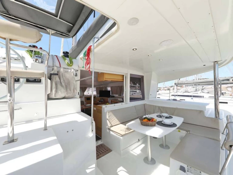 Verhuur Catamaran Lagoon met vaarbewijs