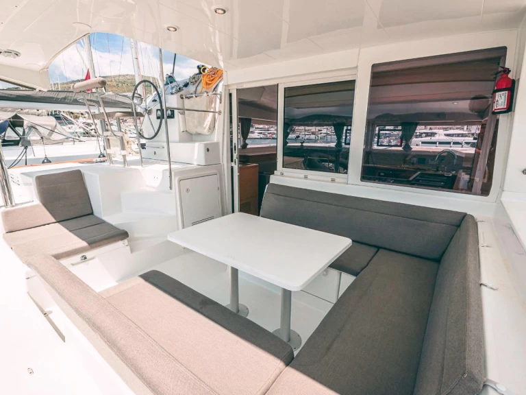 Verhuur Catamaran Lagoon met vaarbewijs