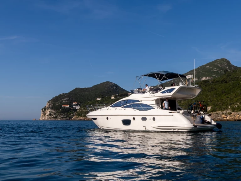Bootverhuur Azimut Azimut 47 Fly in Sesimbra (Santiago) via SamBoat