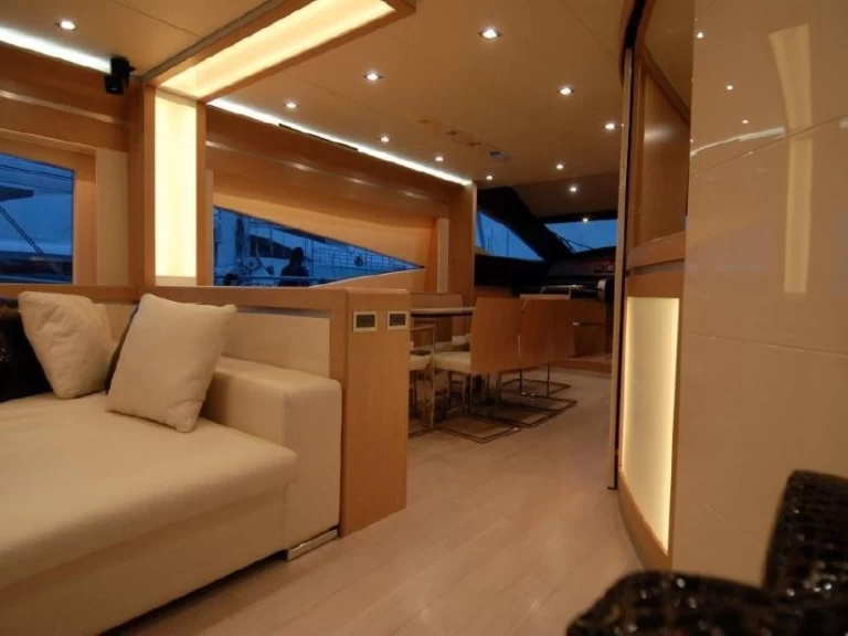Huur een Dominator-Shipyard Dominator 780S Deluxe in Álimos