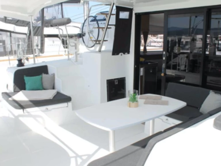 Huur een Lagoon Lagoon 42 in Saint-Raphaël