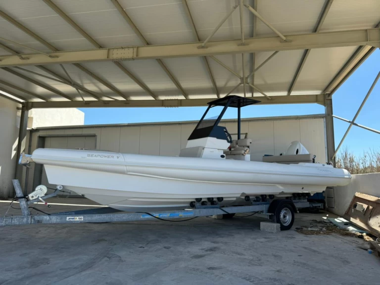 RIB te huur in Platys Gyalós voor de beste prijs