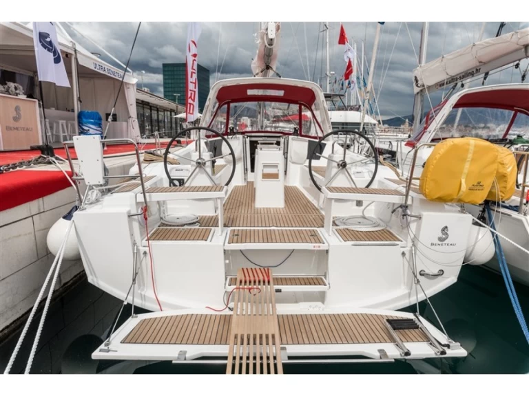 Huur een Bénéteau Oceanis 38.1 in Split
