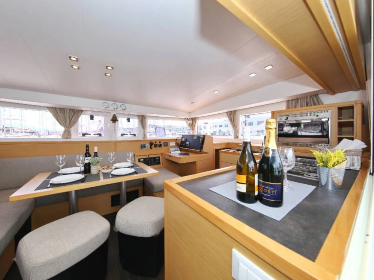 Catamaran te huur in Betina voor de beste prijs