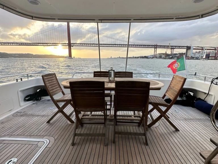 Huur een Princess 65 in Lissabon