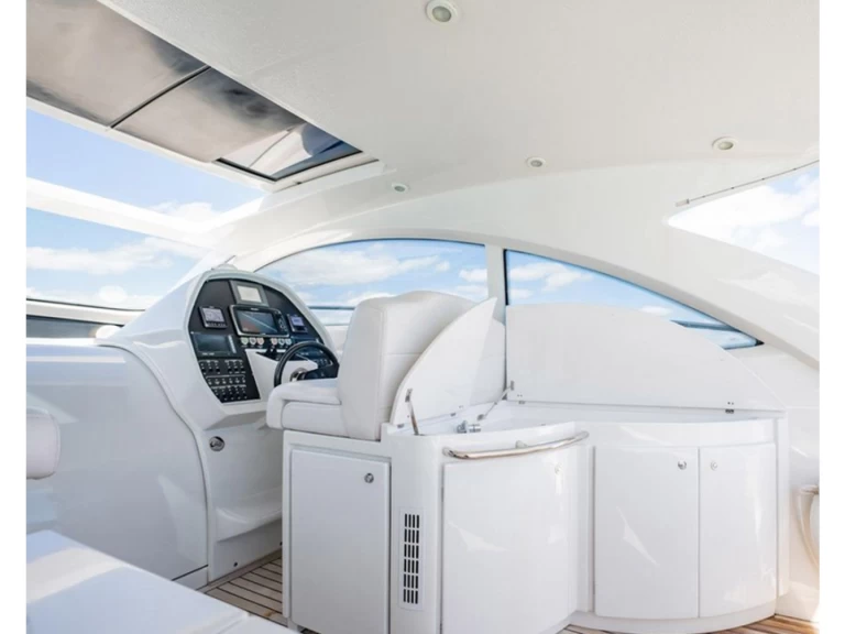 Verhuur Motorboot Pershing met vaarbewijs