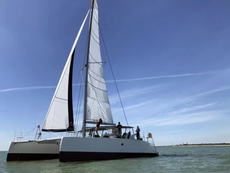 Verhuur Catamaran Naval Force 3 met vaarbewijs