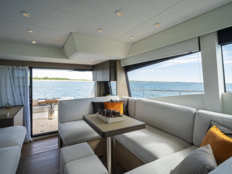 Verhuur Jacht Ferretti met vaarbewijs