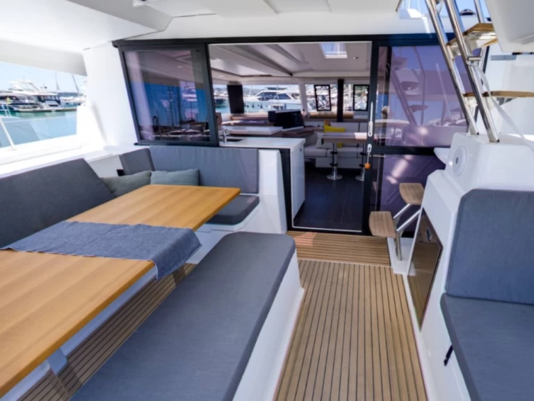 Huur een Fountaine Pajot Astrea 42 in Seget Donji