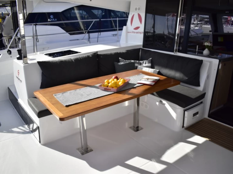 Verhuur Catamaran Fountaine Pajot met vaarbewijs