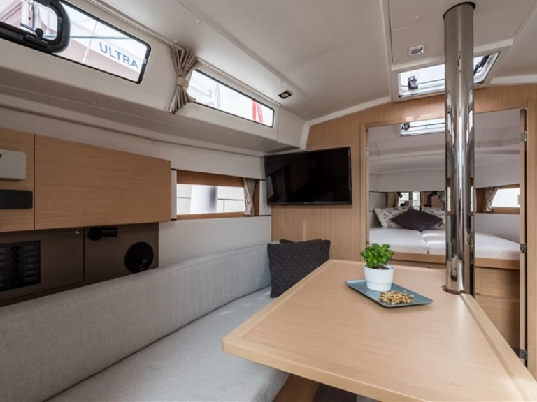 Bénéteau Oceanis 38.1 te huur van particulier of professional in Split