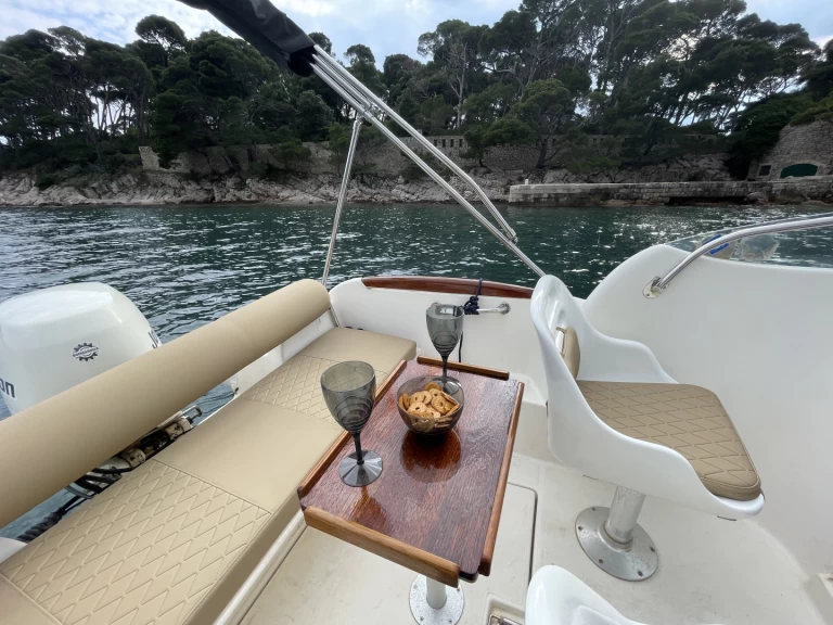 Verhuur Motorboot Jeanneau met vaarbewijs