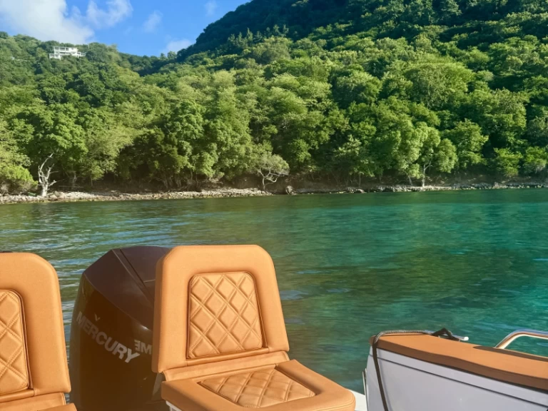 Huur Motorboot met of zonder schipper Axopar in Fort-de-France
