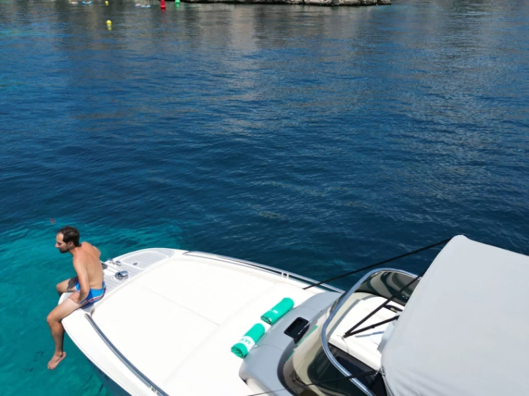 Verhuur Motorboot Invictus  met vaarbewijs