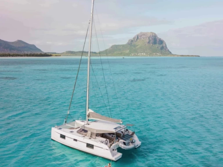Catamaran te huur in Ornós voor de beste prijs