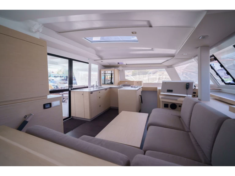 Huur een Fountaine Pajot Astrea 42 in Néa Péramos