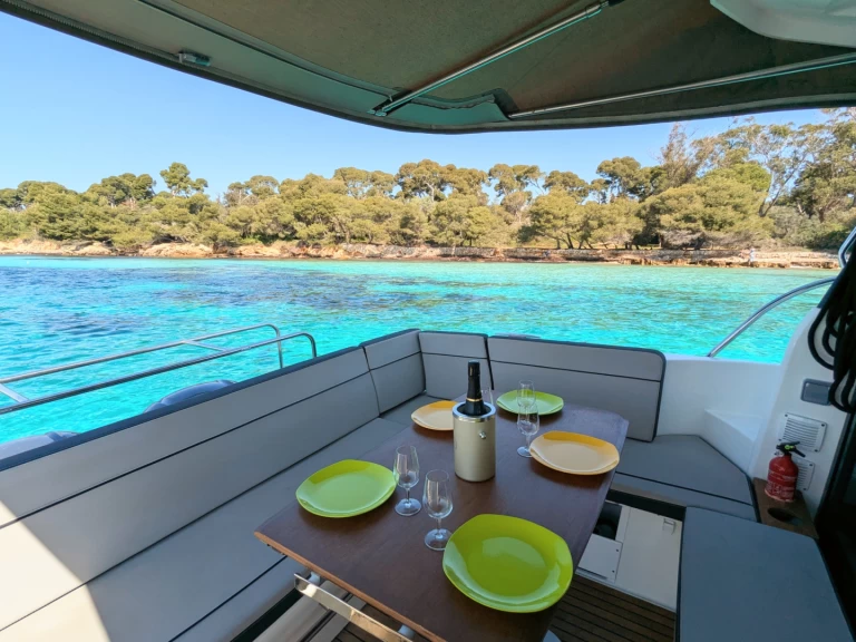 Huur een Jeanneau Merry Fisher 1095 in Cannes