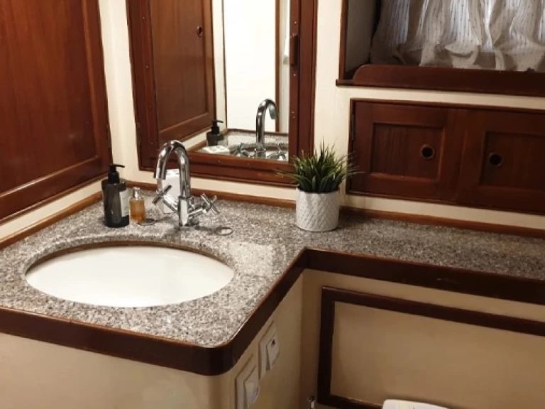 Grand Banks 	72 Aleutian RP te huur van particulier of professional in Agios Kosmas Marina