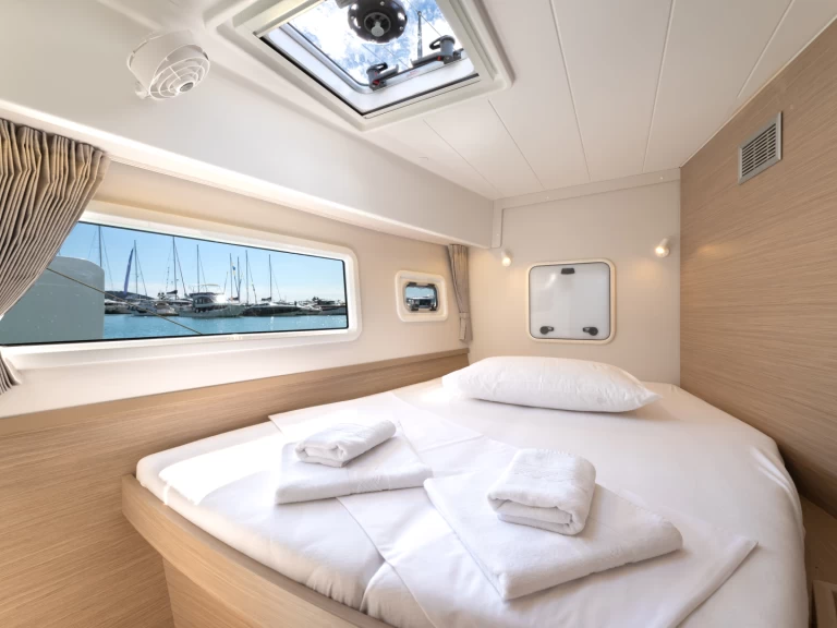 Huur een Lagoon Lagoon 42 in Split