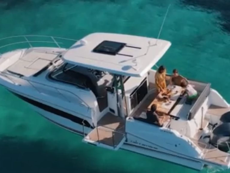 Verhuur Motorboot in Cogolin - Jeanneau CAP CAMARAT 10.5