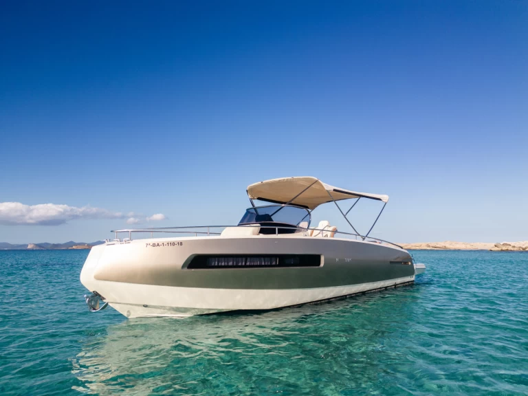 Verhuur Motorboot Invictus  met vaarbewijs